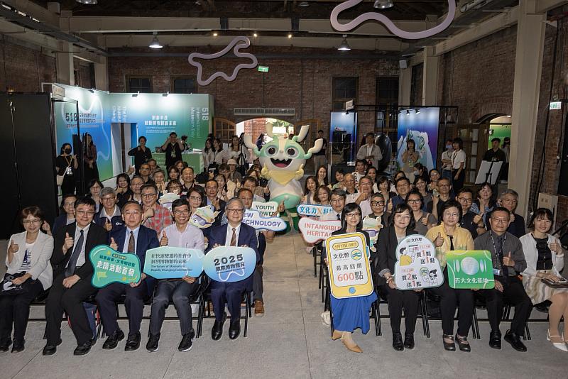 文化部長李遠與各博物館代表共同迎接一年一度的「518國際博物館日」,歡慶宣布全臺各縣市博物館將推出多項精彩優惠及串聯科技的體驗活動。