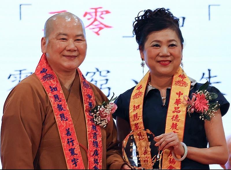 中華品德教育推廣協會名譽理事長明毓法師(左)與第二屆善德獎得獎人台灣尤努斯基金會執行長王絹閔合影(右)。