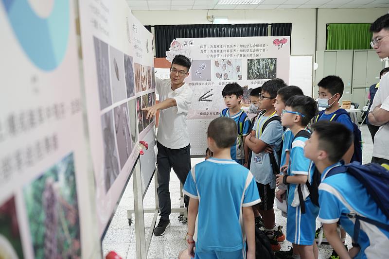 興大「異樹界」植病週展開放團體預約導覽,5月13日和平國小學生特地到場參觀。