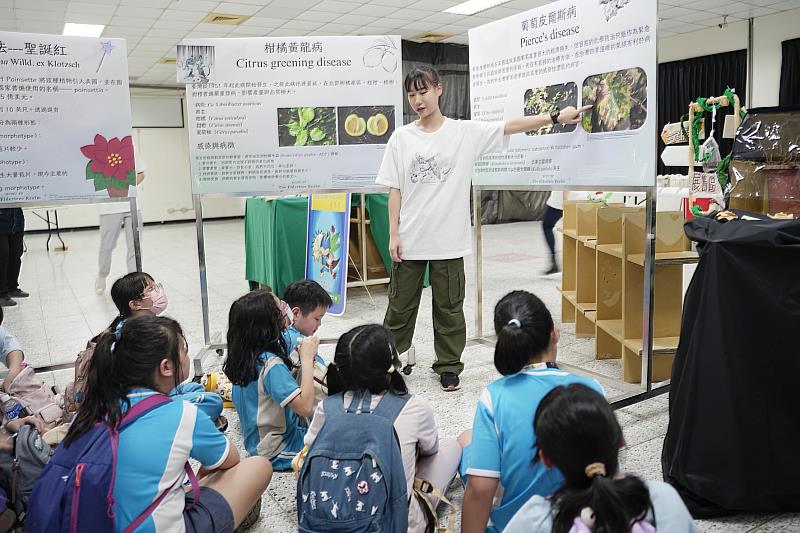 興大「異樹界」植病週展開放團體預約導覽,5月13日和平國小學生特地到場參觀。