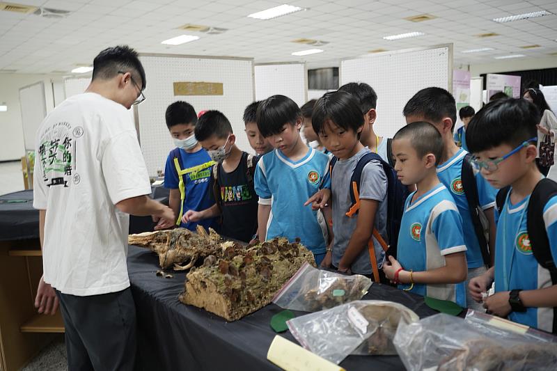 興大「異樹界」植病週展開放團體預約導覽,5月13日和平國小學生特地到場參觀。