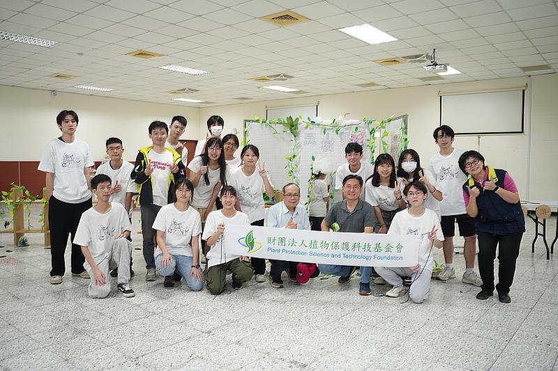 興大植病系師生合影。