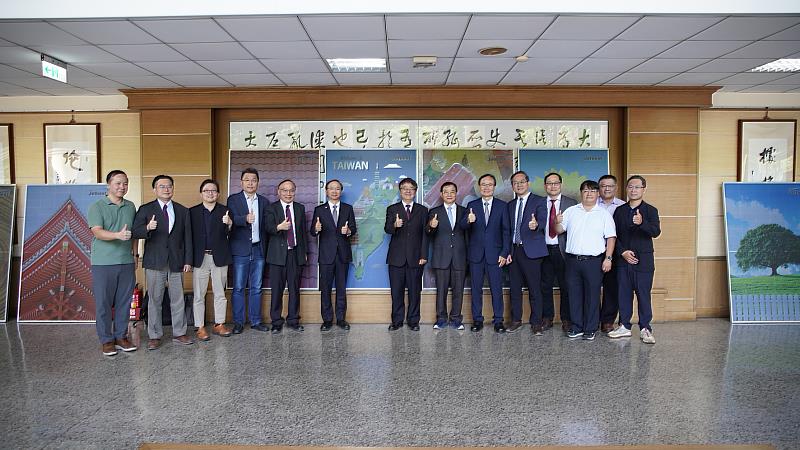 與會人員與彩色太陽能板合影