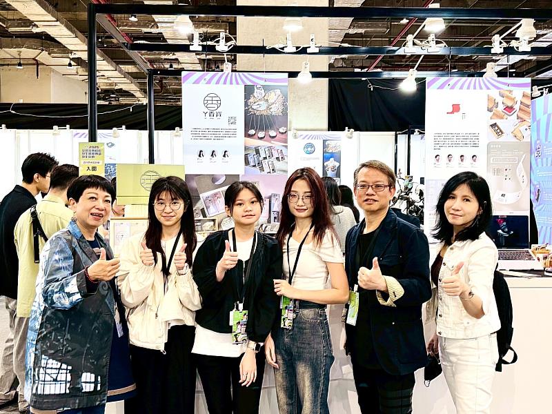 景文科技大學視覺傳達設計系指導老師林鴻彰(右2)及參賽學生於作品前合影。