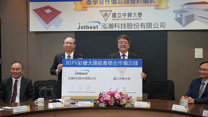 興大校長詹富智（右）與泓瀚科技董事長呂椬境（左）簽署產學合作備忘錄。
