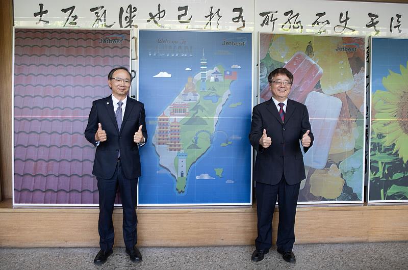 興大校長詹富智(右)與泓瀚科技董事長呂椬境(左)簽署產學合作備忘錄,後方為展示的彩色太陽能板。