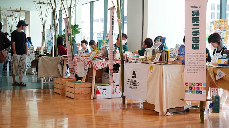 匯聚24個書攤以及在地餐飲、藝術文創、NGO等共70個攤位熱鬧登場。圖／晃晃二手書店提供