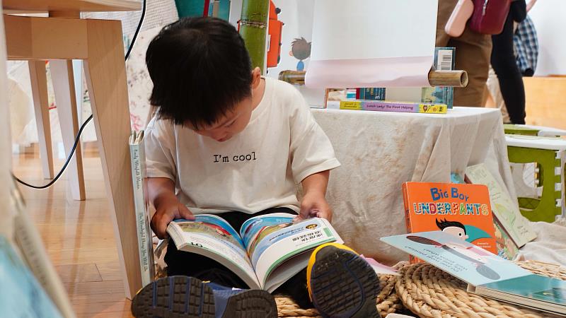 現場有多元語言繪本角落，以臺灣台語、臺灣客語、排灣族語、英語等不同語言說故事，歡迎親子共讀共樂。圖／晃晃二手書店提供