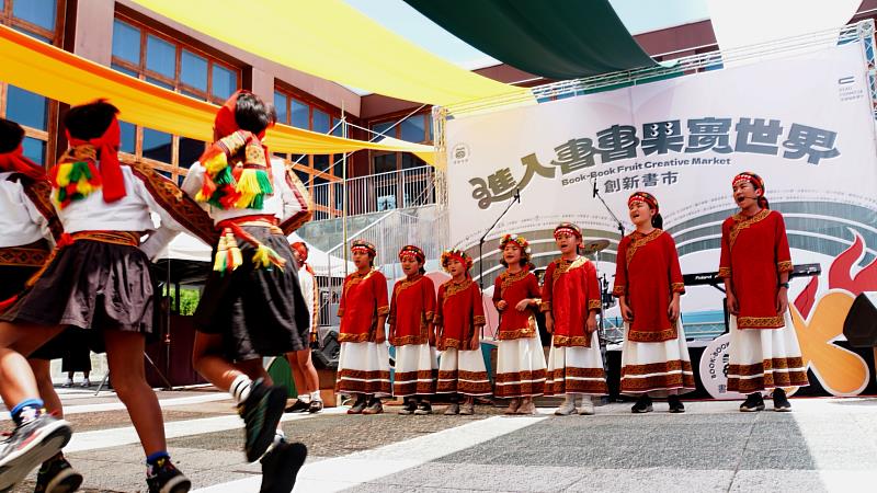 介達國小開幕歌舞演出，展現排灣族的文化魅力與傳承。圖／晃晃二手書店提供