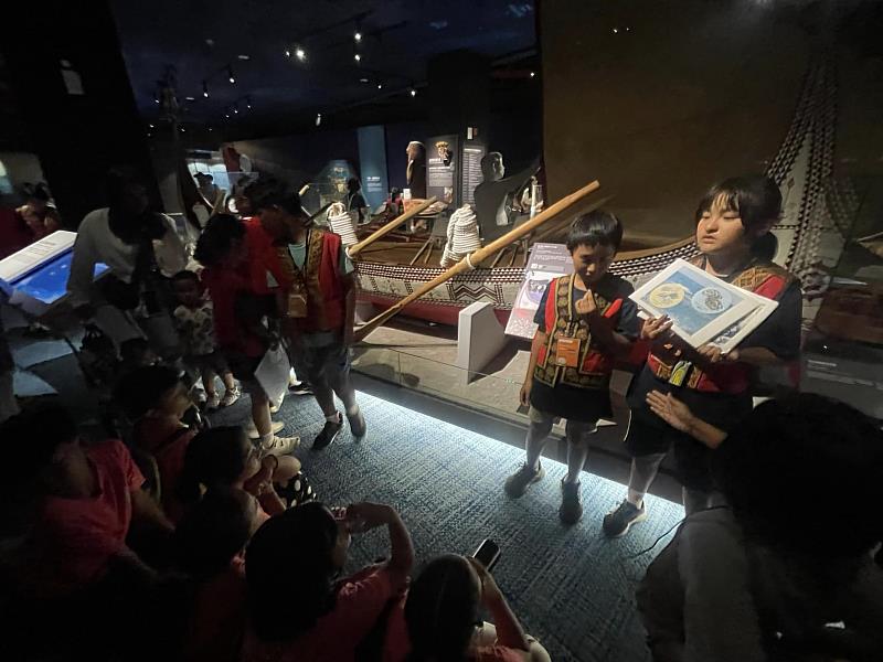 博物館內舉辦「祕寶解說」活動，由介達國小、成功國小學生化身成小小導覽員，帶領民眾逛展覽。圖／晃晃二手書店提供