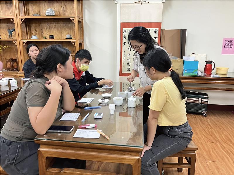 黃郁茹講師指導高山茶與平地茶感官品評
