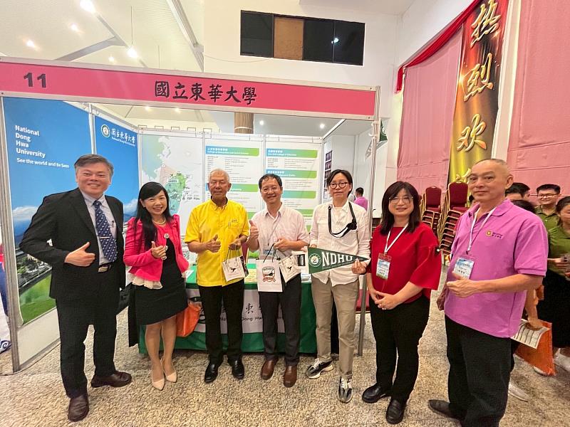砂拉越旅遊部副部長親臨現場表達對於教育展的重視。