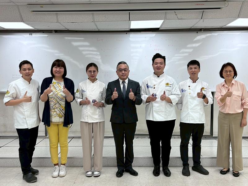 景文科技大學黃榮鵬校長頒發徽章給獲獎學生。