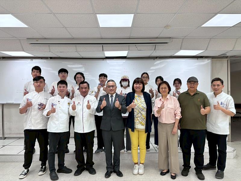 景文科大黃榮鵬校長頒發徽章給獲得2025新加坡FHA國際廚藝競賽所有獲獎學生。
