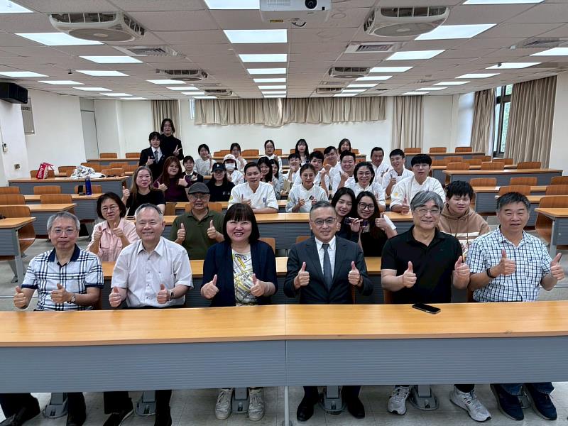 景文科技大學黃榮鵬校長頒發徽章給獲獎學生。