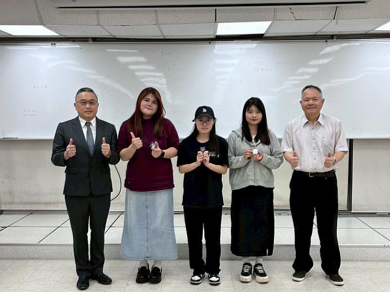 景文科技大學黃榮鵬校長頒發徽章給獲獎學生。