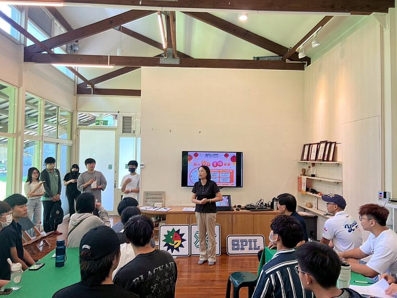 郭昭吟教授於活動中介紹矽品精密徵才計畫，鼓勵青年學子善用學用接軌機會，探索綠能職涯方向。