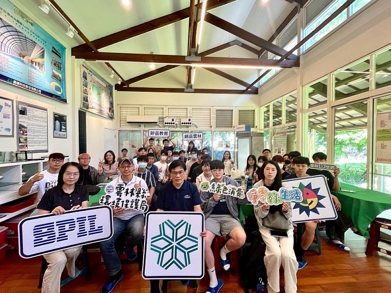 與會師生、企業代表與環保局夥伴於潔綠永續未來屋合影，見證一場充滿希望的綠能教育實踐。