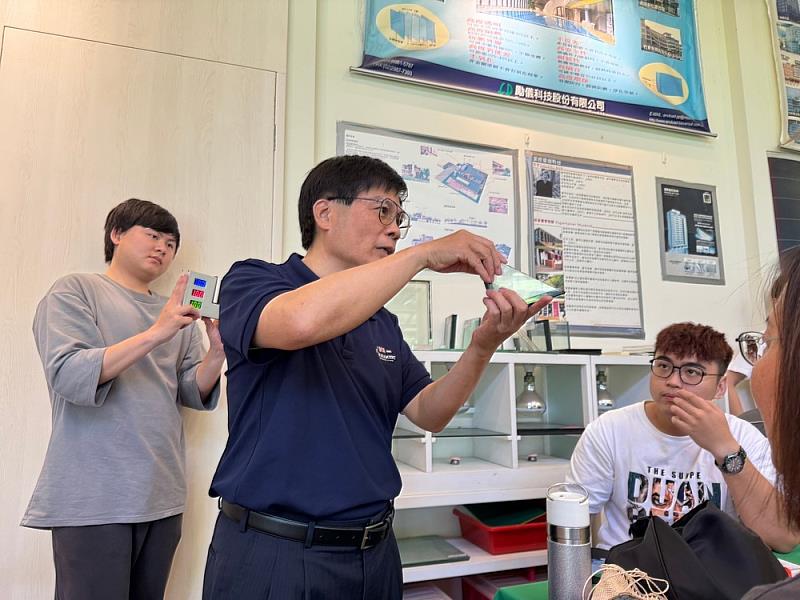 透過現場展示Low-E節能玻璃建材，萬騰州教授講解其隔熱機制與光學特性，引導學生理解節能建築材料的原理。