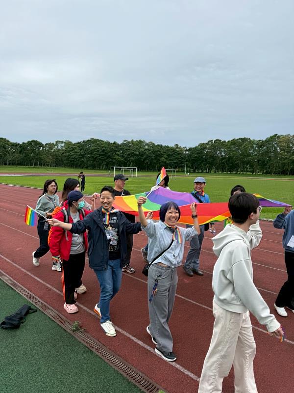 多位師生共迎彩虹旗進場。