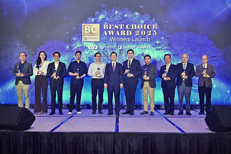 數發部黃彥男部長頒發 Best Choice Award 2025類別獎獎項，並與得獎廠商合影。