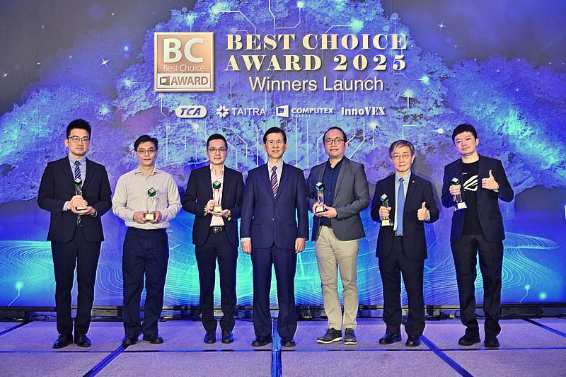 數發部黃彥男部長頒發 Best Choice Award 2025科技永續特別獎獎項，並與得獎廠商合影。