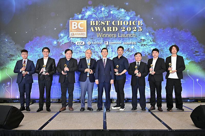 數發部黃彥男部長頒發 Best Choice Award 2025金獎獎項，並與得獎廠商合影。