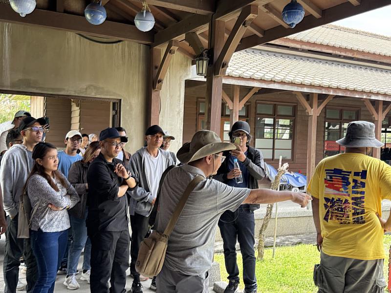 王鴻濬老師為學生講解花蓮海礦園區發展歷史。