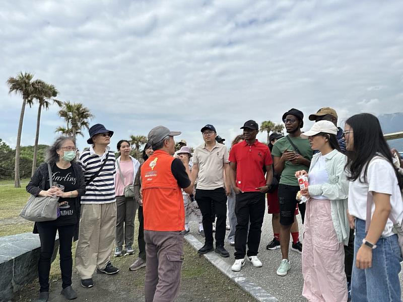 師生聆聽導遊介紹七星潭的歷史與地理背景。