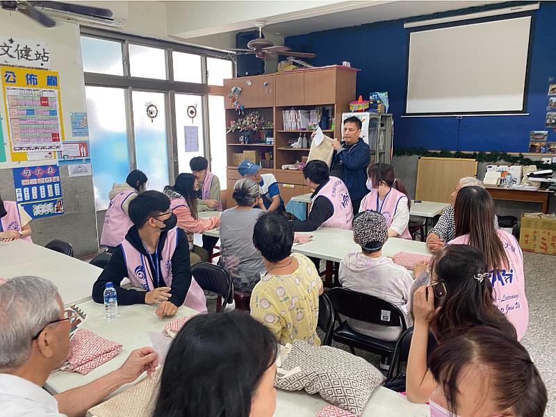 照服員帶領南崁文健站長輩和元培學生一起進行手繪活動