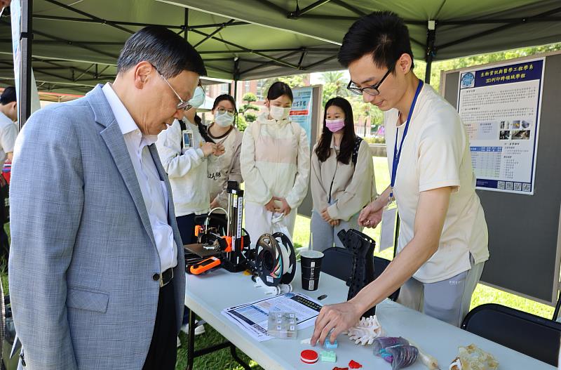 亞大校長蔡進發(左)，詢問「3D列印學程」內容。