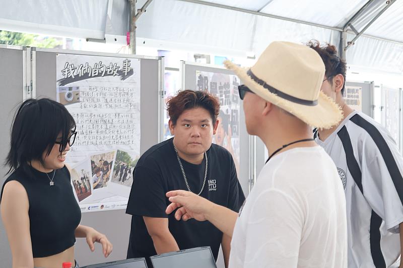亞大資傳系同學，現場展示製作的影像作品。
