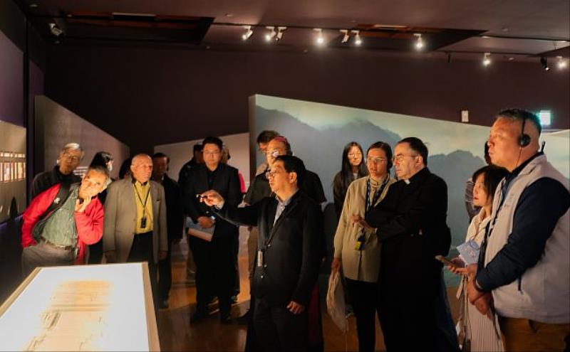 史前館518博物館日推出「聖堂光影特展」策展人導覽,帶領觀眾回望白冷會與當地族群的傳教歷程與交流故事。