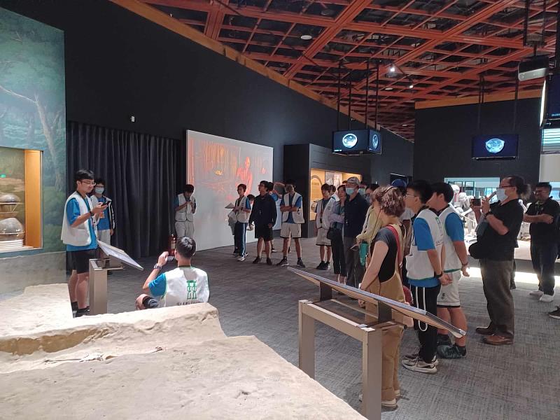 高中青年秘寶解說由國立臺東高中學生以台語解說臺灣史前史。