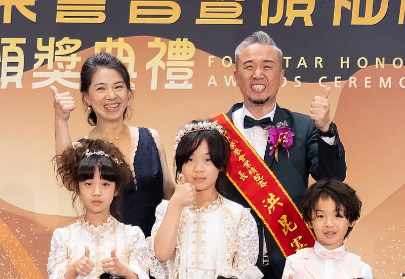 富士達保經洪昆憲業務副總舞台上與家人合照
