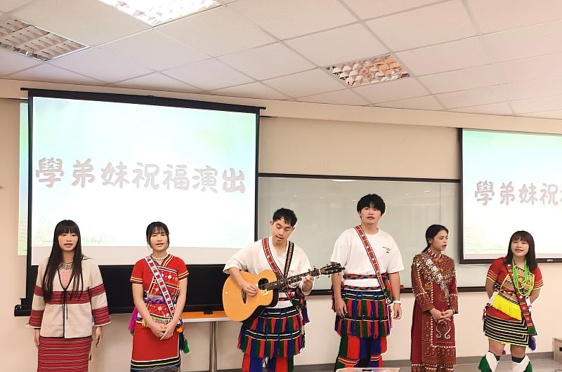 學弟妹準備融合原住民族文化的表演