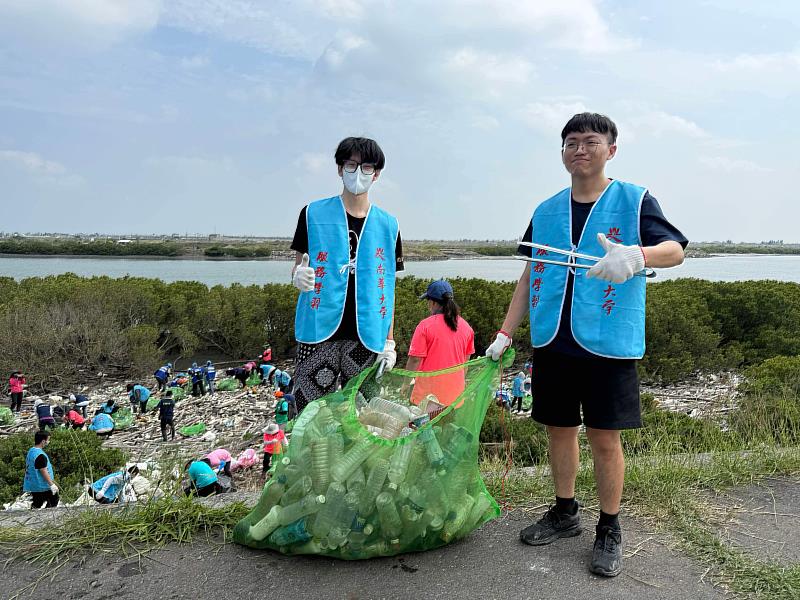 南華大學啟動北港溪東石堤防淨岸行動,學生踴躍參與守護河海生態。
