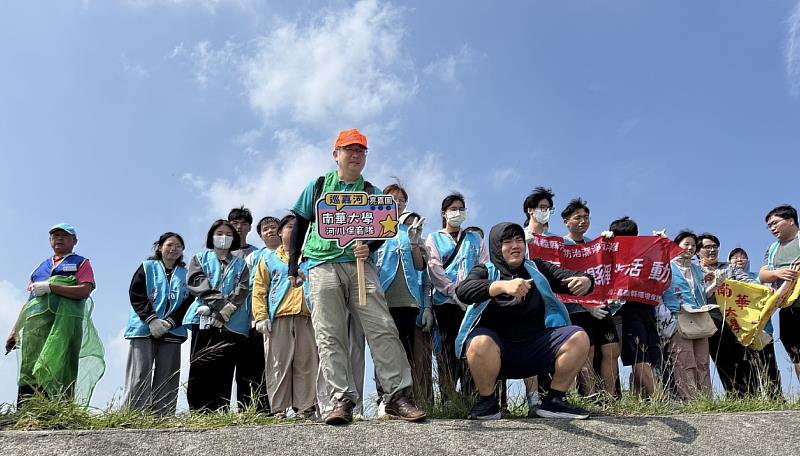 南華大學啟動北港溪東石堤防淨岸行動,跨域合作守護河海生態。