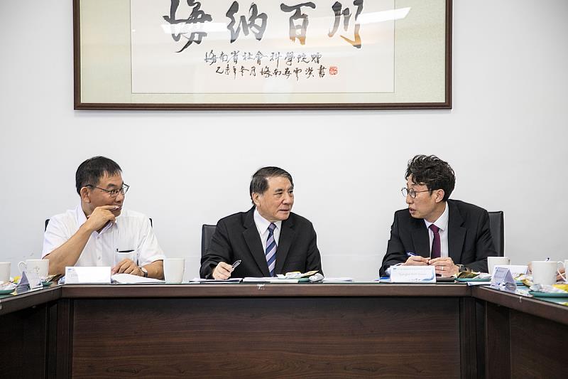 左至右為臺灣海洋教育中心吳靖國主任、海大許泰文校長、韓國國立海洋教育中心金成浩主任