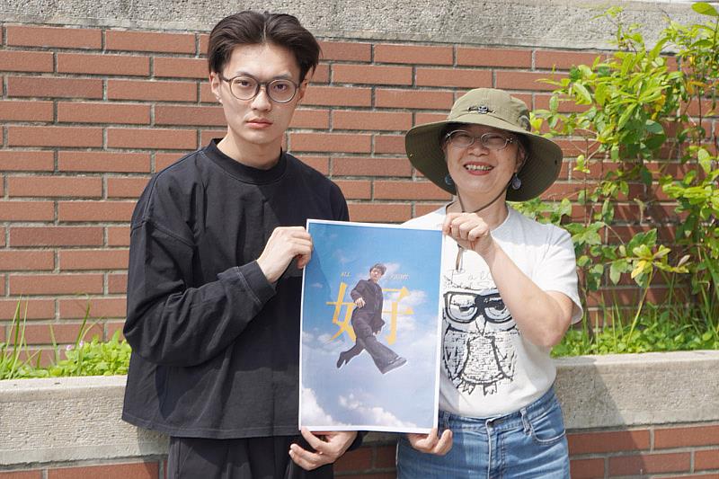 大葉大學傳藝學程陳怡君老師(右)恭喜王宇安同學(左)入圍放視大賞決選