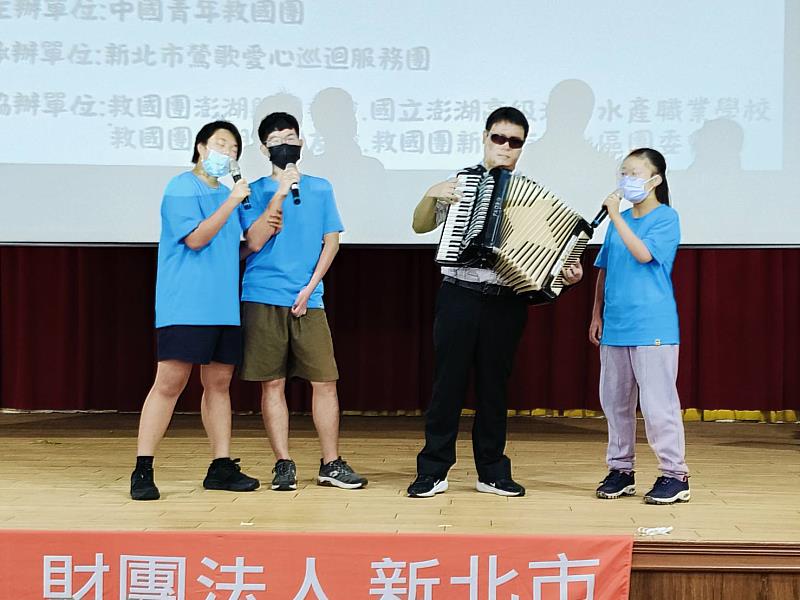 臺上熱絡互動合唱