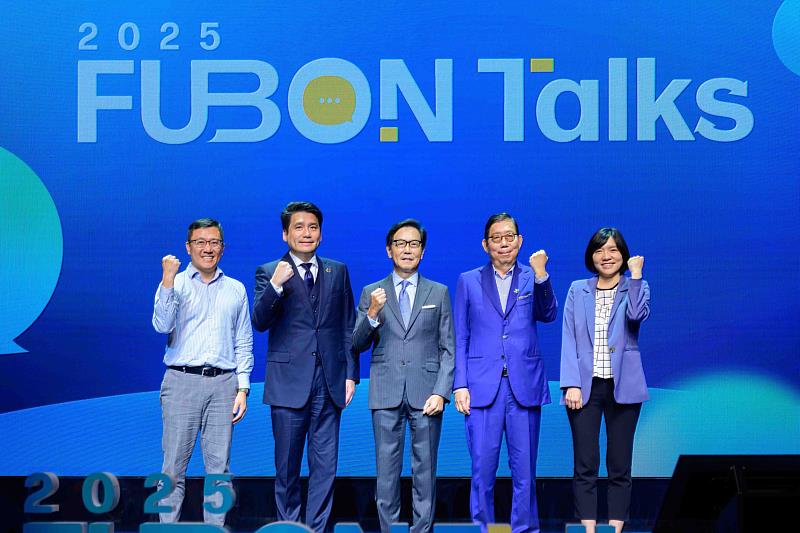 圖二:富邦集團於5月14日舉辦FUBON Talks富邦演說秀,優樂地永續服務執行長蔡承璋、文化大學永續創新學院院長方元沂、富邦集團董事長蔡明忠、富邦金控董事長蔡明興、社企流創辦人兼執行長林以涵共同擔任評審。(左至右)