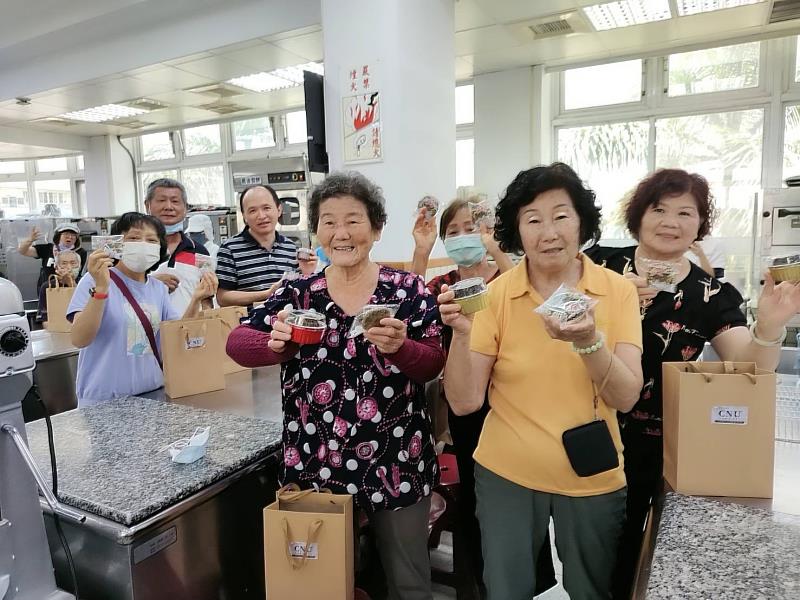 西港長輩開心做點心滿載而歸回家