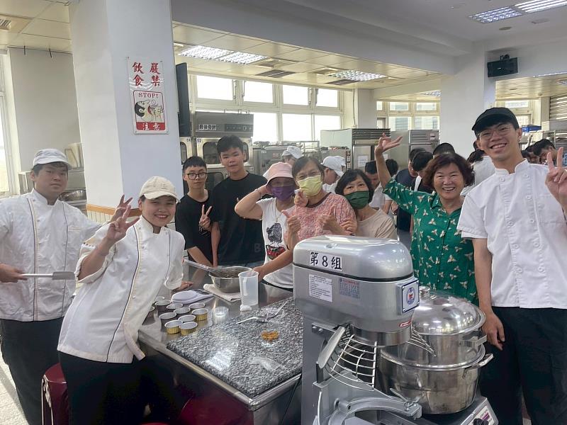 嘉藥學生與長輩開心製作芝麻點心