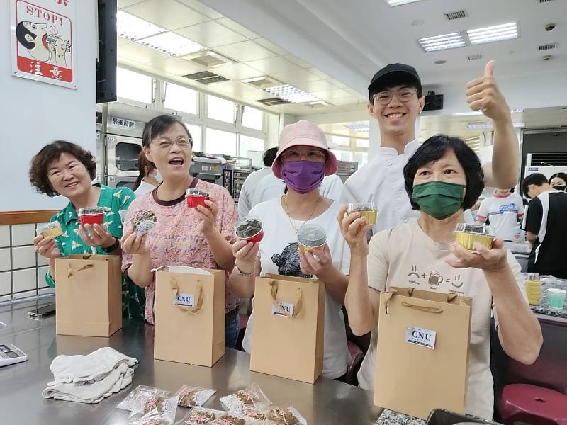 西港區長輩與嘉藥餐旅系同學跨世代交流製作芝麻系列點心