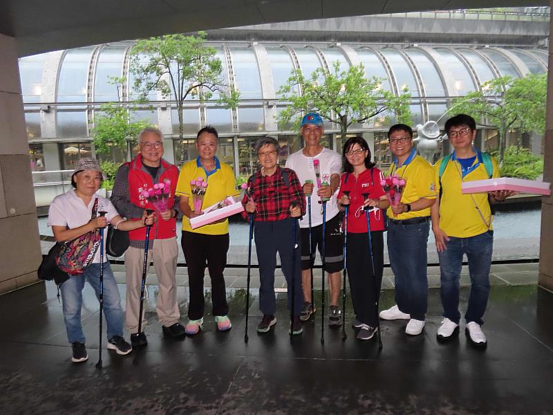 救國團臺北市大安區團委會辦理「愛與感謝~溫馨五月情」母親節贈送康乃馨活動