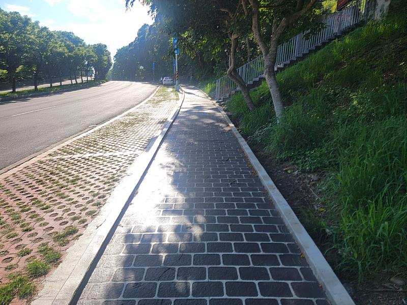 新竹市客雅大道人行道及階梯修繕工程完工。