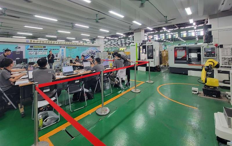 中彰投分署首度開辦「工業4.0智慧產線整合班」,助力青年升級智慧製造關鍵技能