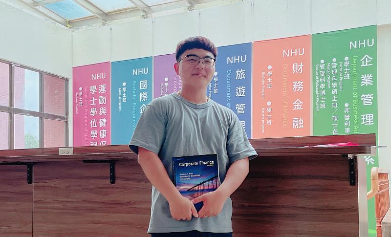 南華大學國企學程鍾柏硯四年直攻英國密德薩斯大學金融投資碩士。