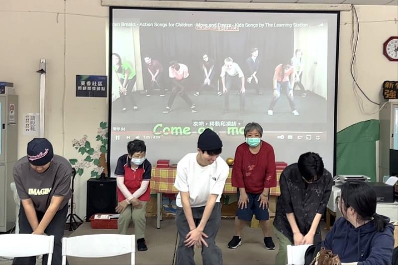 圖／中華大學的外籍生，藉由帶動唱融入英文教學，不僅幫助長輩學習英文語調，還能讓他們伸展筋骨，活動身體。